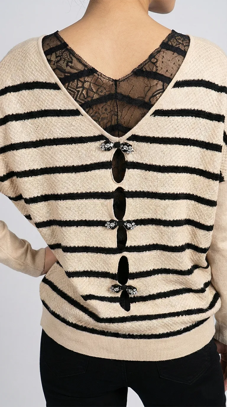 Pull femme chauve-souris rayé beige et noir – Image 4