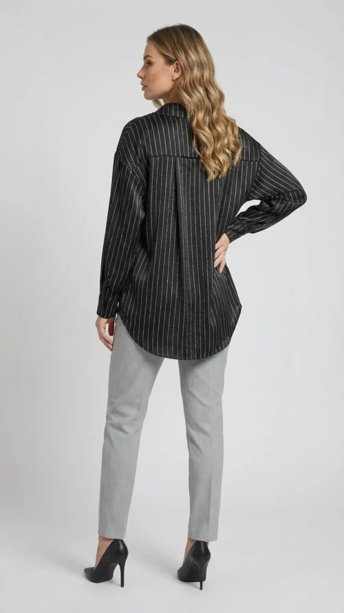 Chemise femme satinée noire à fines rayures argentées