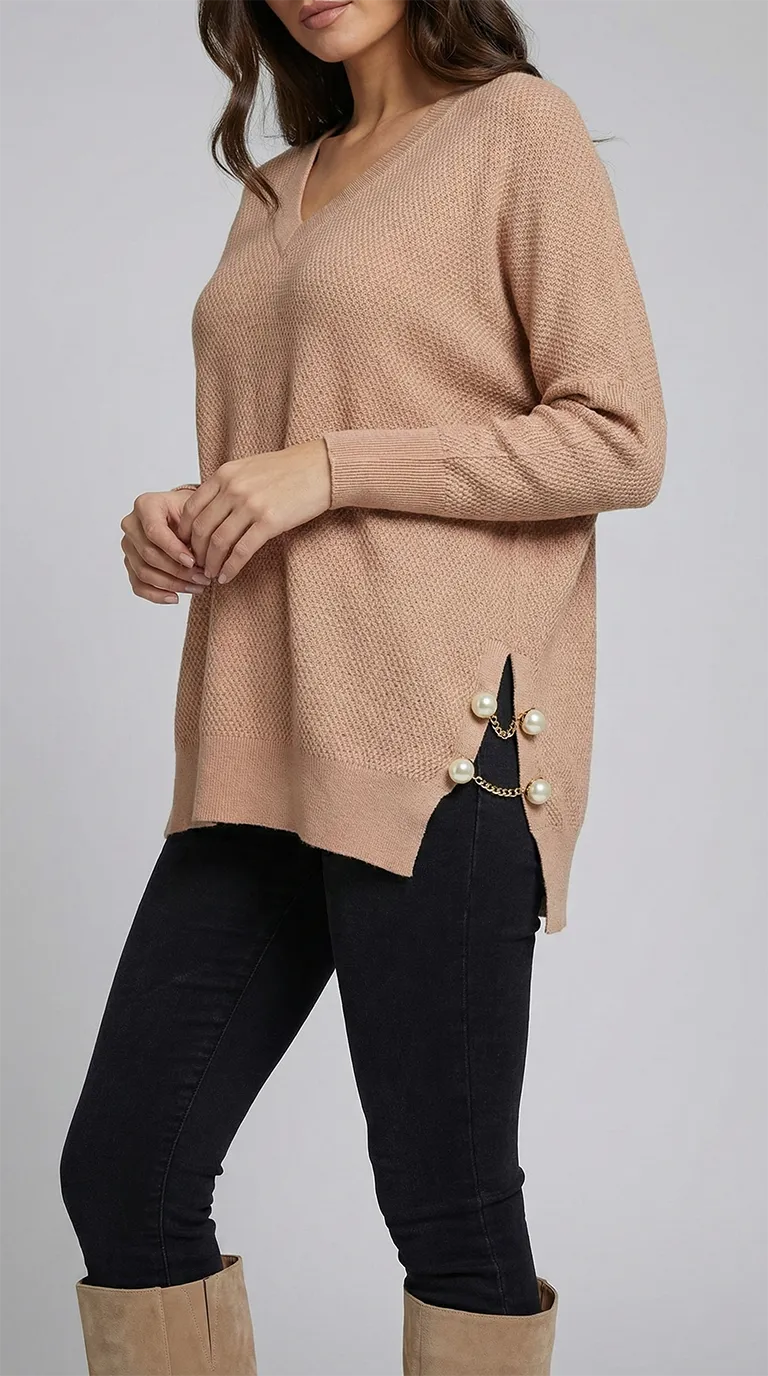 Pull femme ample col V beige rosé en maille douce – Image 3