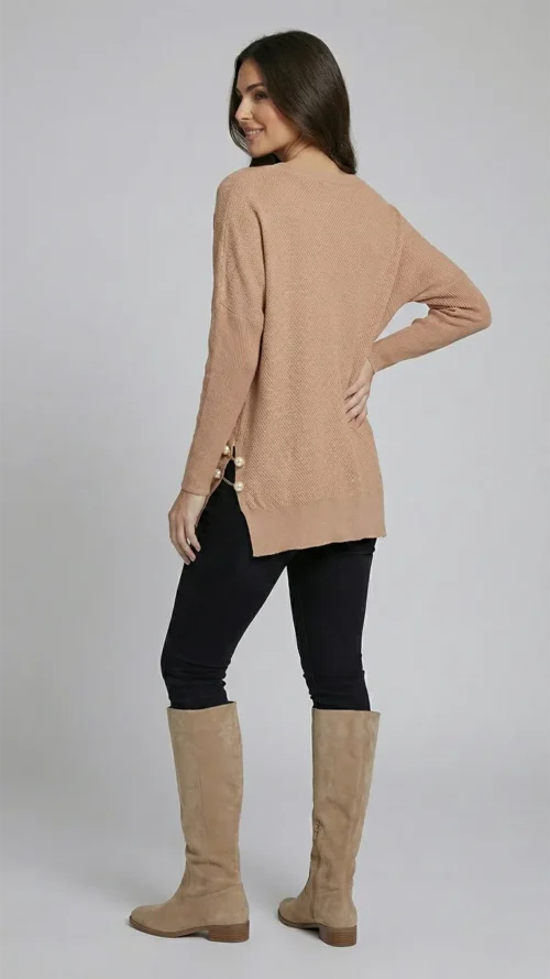 Pull femme ample col V beige rosé en maille douce