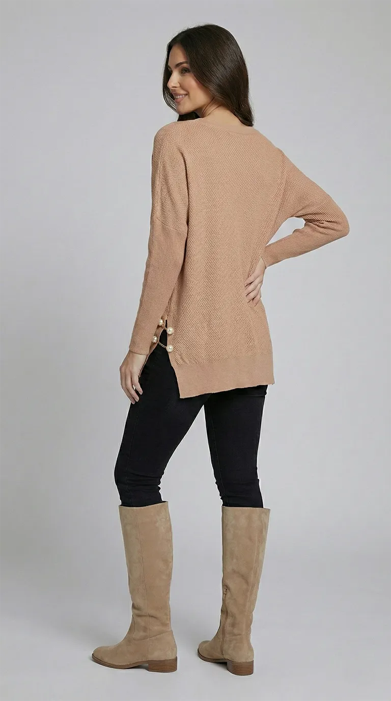 Pull femme ample col V beige rosé en maille douce – Image 2