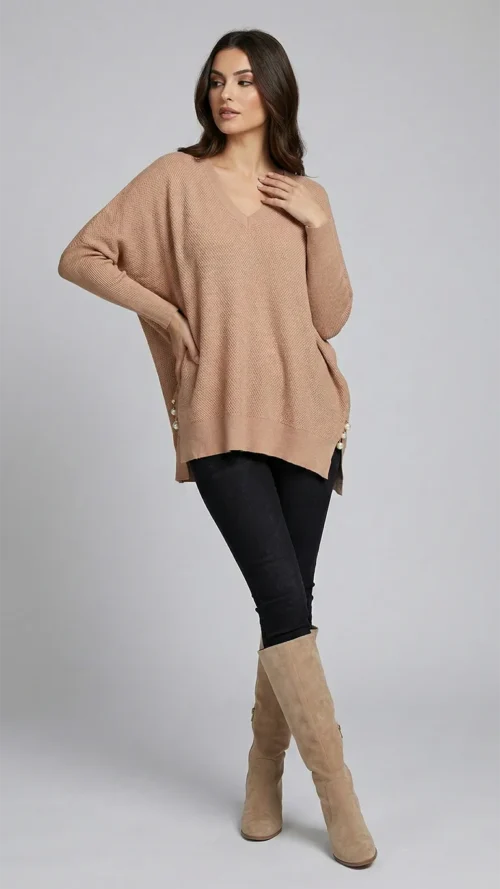 Pull femme ample col V beige rosé en maille douce