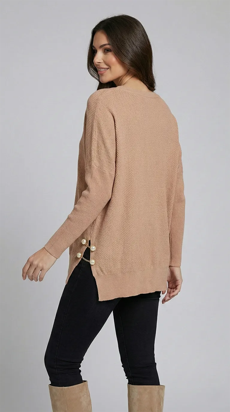 Pull femme ample col V beige rosé en maille douce – Image 4