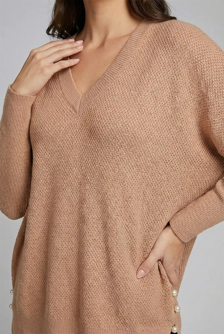 Pull femme ample col V beige rosé en maille douce – Image 5