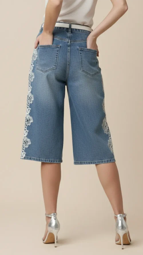 Pantacourt en Jean à Dentelle Blanche